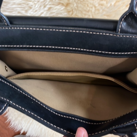 Black Shoulder Bag/ 100% Leather/ Great style & Shaped/ Gold Hardware - Picture 6 of 7